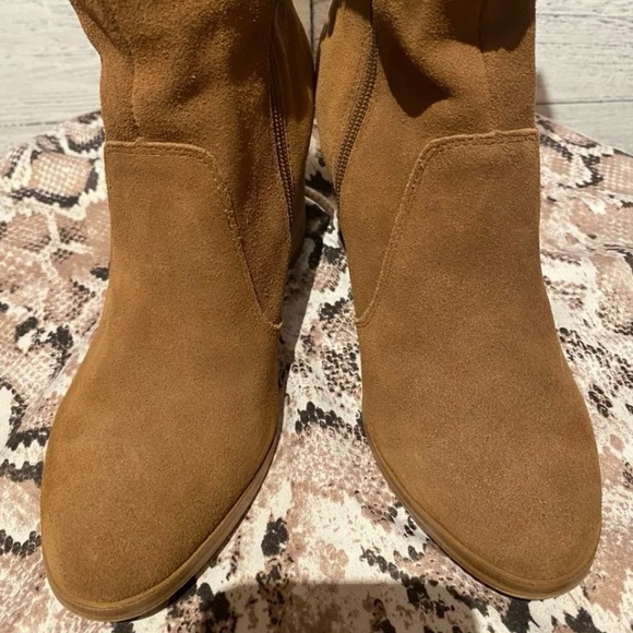 Like new! Beautiful Aldo Suede boots • Size 6 - Picture 5 of 9